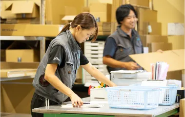 同梱物の封入作業